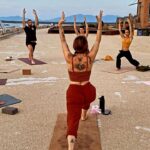 Posizione Yoga Anukalana a braccia tese verso l'alto