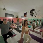 Posizione di Yoga anukalana in classe presso la palestra Dinamikclub di Pisa