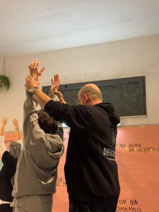 Foto del corso di Nei Gong metodo Decode, in cui l'istruttore aiuta un allievo ad estendere il più possibile le proprie braccia