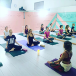 Allievi del corso di Yoga presso la palestra Dinamikclub durante la meditazione