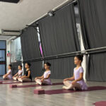 Gruppo di bambine in body bianco durante una lezione di danza classica e danza kids al Dinamikclub di Pisa