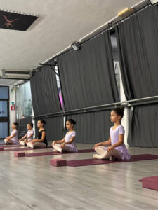 Gruppo di bambine in body bianco durante una lezione di danza classica e danza kids al Dinamikclub di Pisa