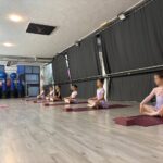 Bambine durante una lezione di propedeutica alla danza che utilizzano il metodo giocodanza per imparare la postura corretta