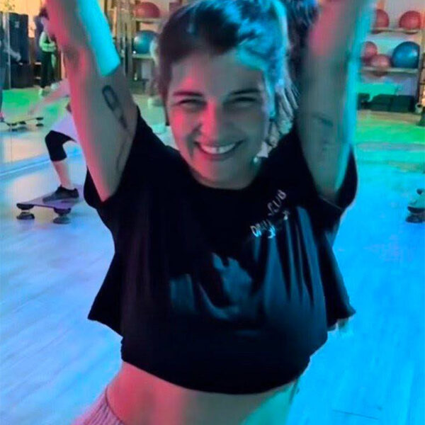 Giada Cei sorridente con le braccia alzate durante una lezione di Fit Dance e Zumba al Dinamikclub di Pisa