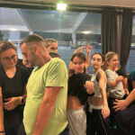 Gruppo di ballerine del Laboratorio Coreografico Dinamikclub in posa artistica durante una lezione a Pisa