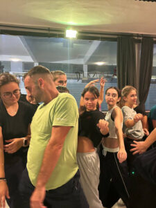 Gruppo di ballerine del Laboratorio Coreografico Dinamikclub in posa artistica durante una lezione a Pisa