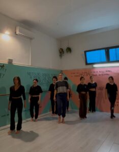 Gruppo di studenti durante una lezione di danza contemporanea nella sala del Dinamikclub a Pisa