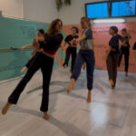 Allieve impegnate in una coreografia dinamica durante il corso di danza contemporanea e moderna a Pisa, attivo per adulti e junior presso Dinamikclub