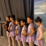 Gruppo di bambini che sorridono e si tengono per mano durante il corso di Danza Kids al Dinamikclub