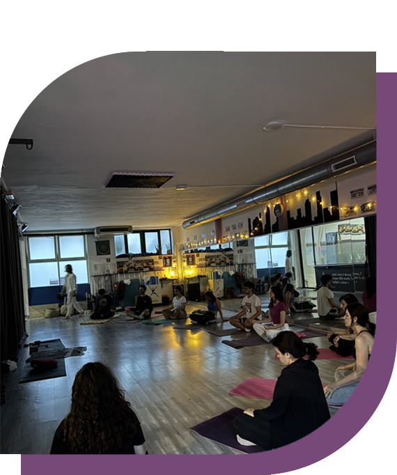 Gruppo di studenti durante una lezione di yoga e meditazione presso il centro Dinamikclub nel cuore di Pisa
